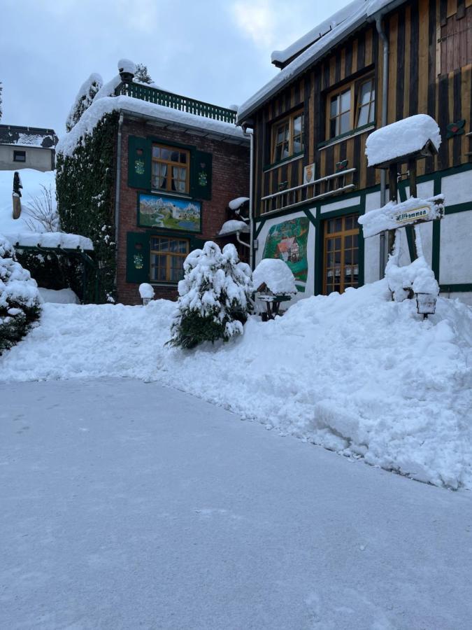 Gasthof & Pension "Schwarzer Adler" マッサーベルク エクステリア 写真